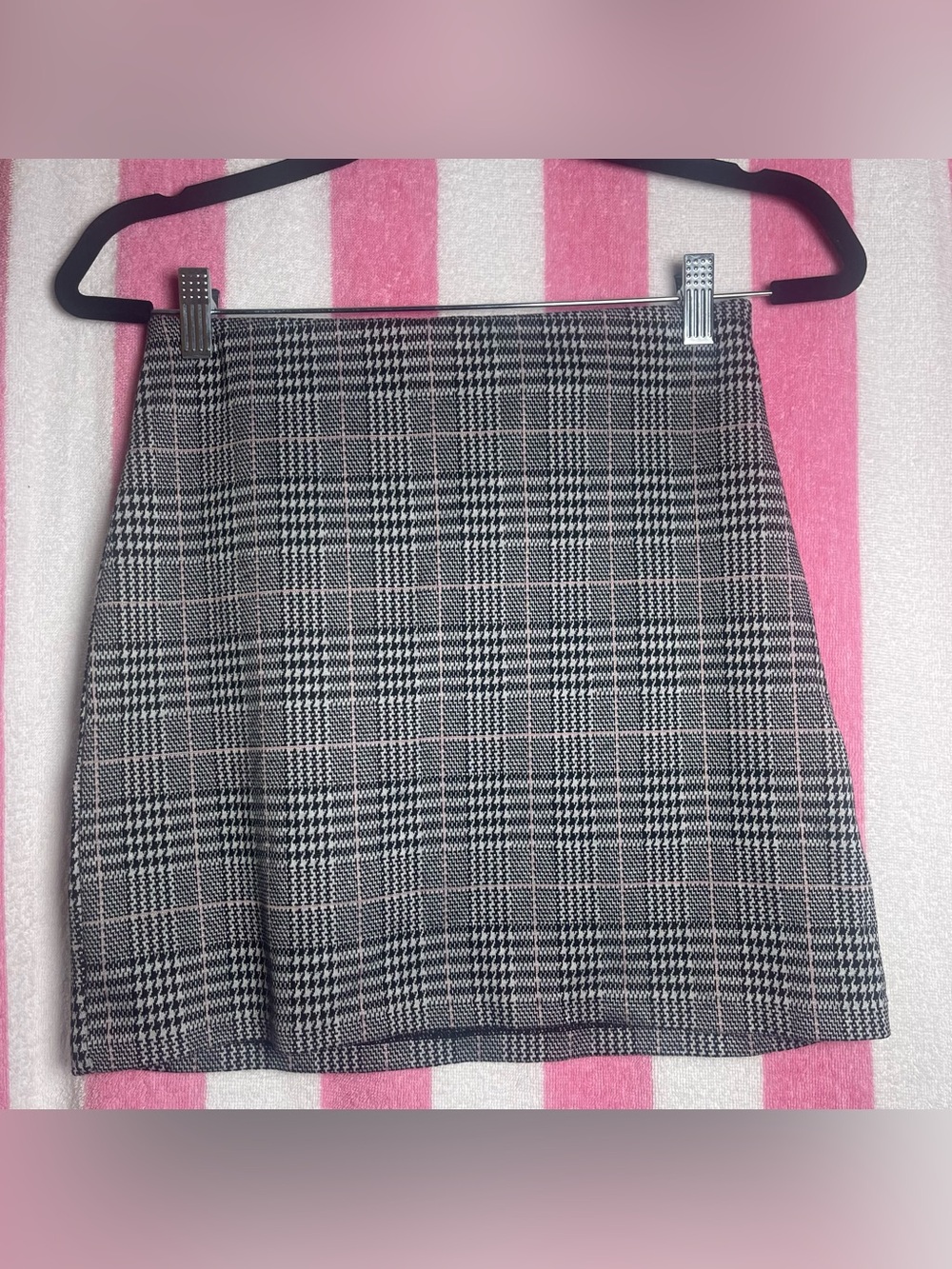 H&M DIVIDED Mini Skirt Sz S Elastic Waist Multi Color Plaid White/Black/Pink
